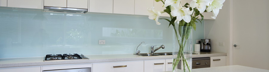 Glass splashback Kitchen Bundall