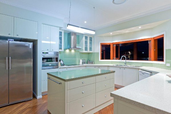 glass backsplash kitchen Benowa